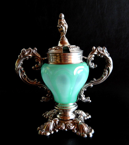Lidded box with erotic - , figure