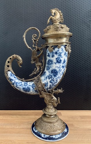Porcelain bronze vase lidded